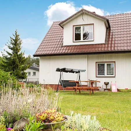 2 Bedroom Beautiful In Casa de Férias Dominikowo