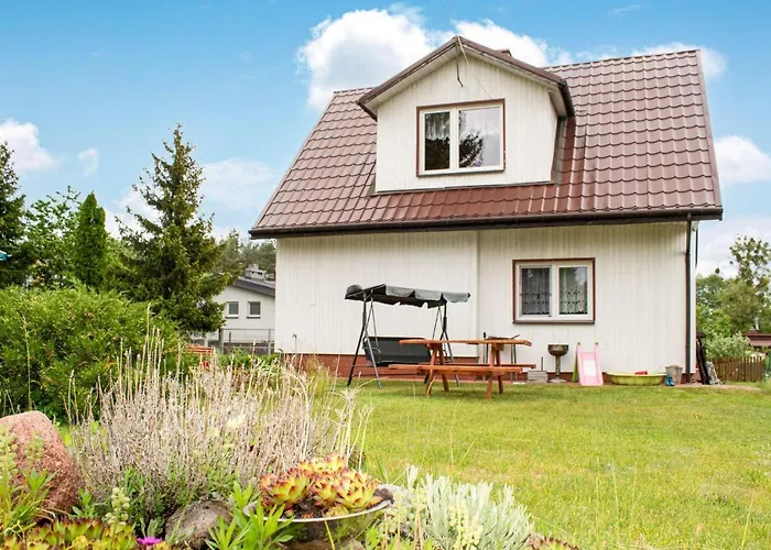 2 Bedroom Beautiful In 別荘 Dominikowo